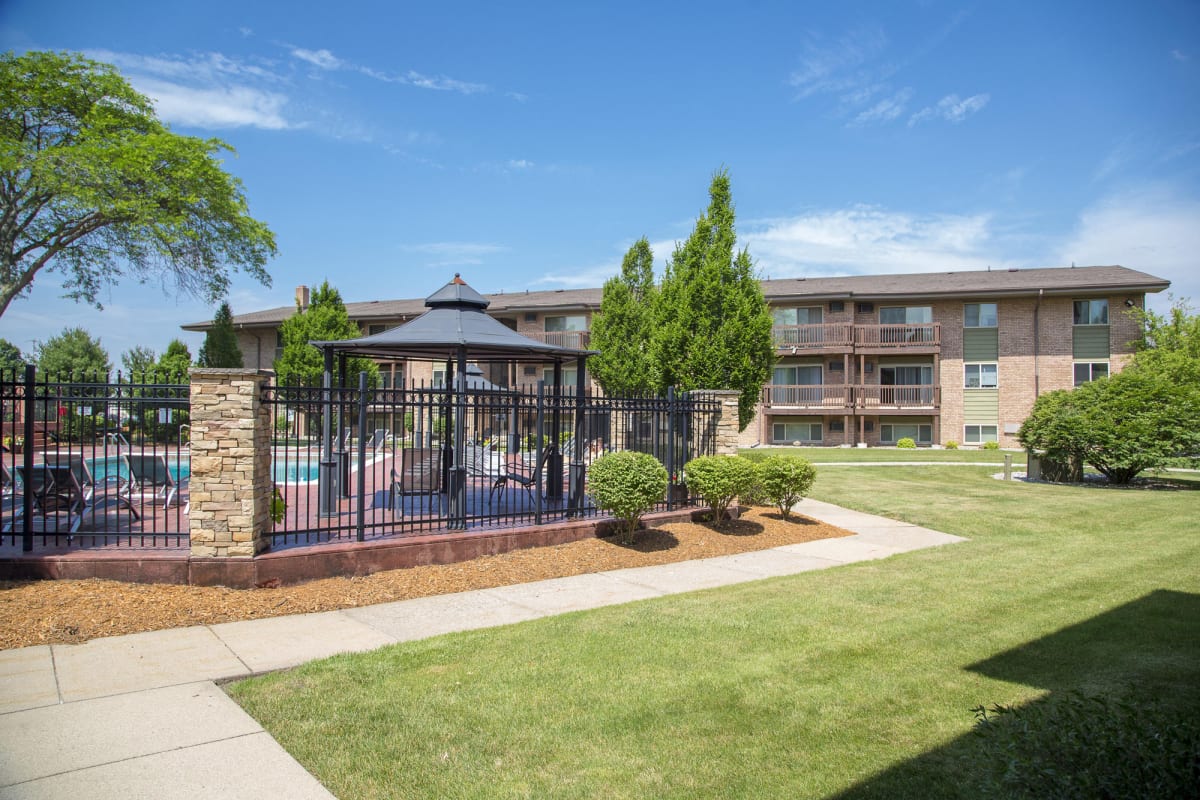 Photos of Berrytree Apartments near Michigan State University East